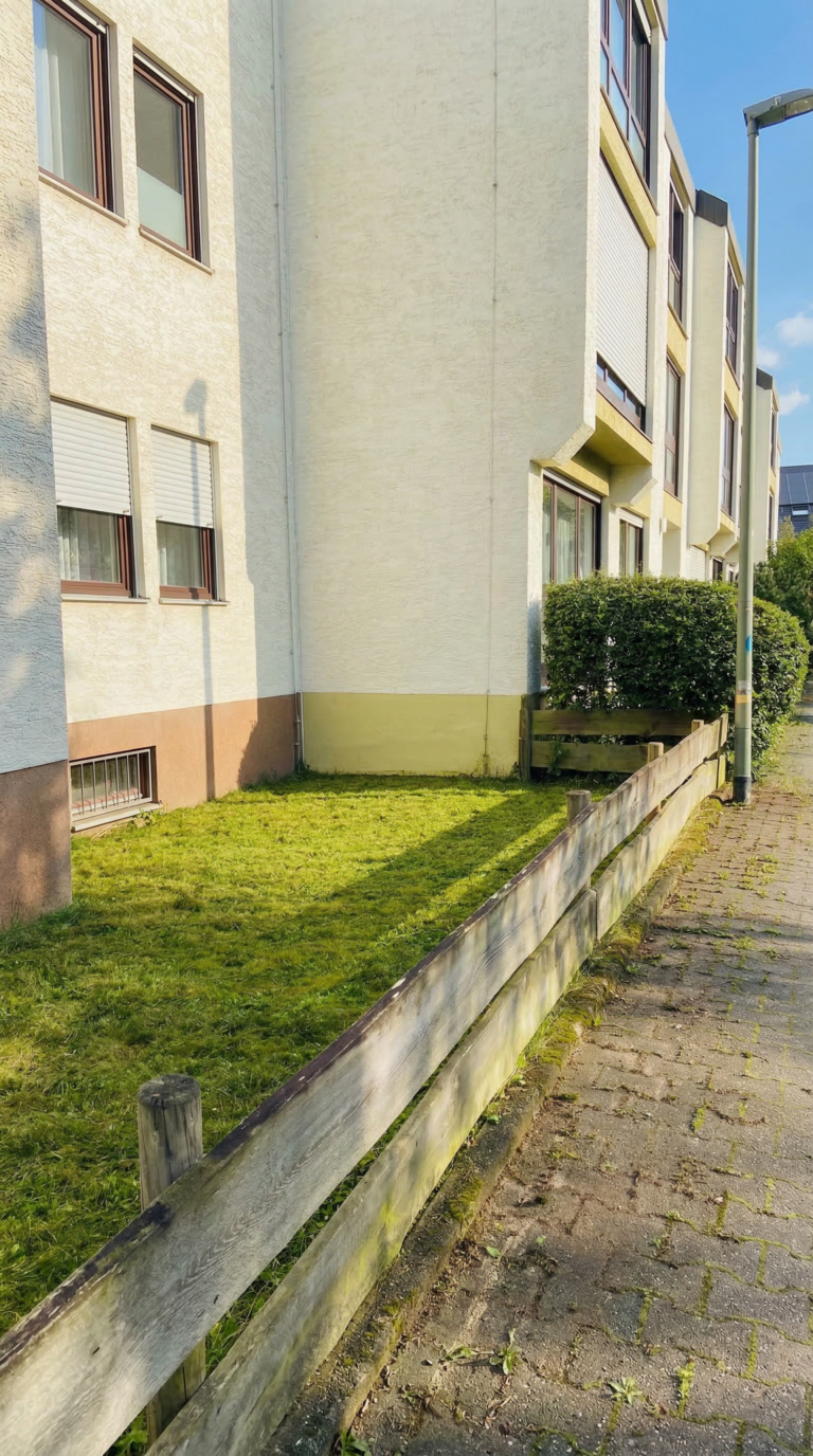 Fertig gestalteter Garten mit Naturstein