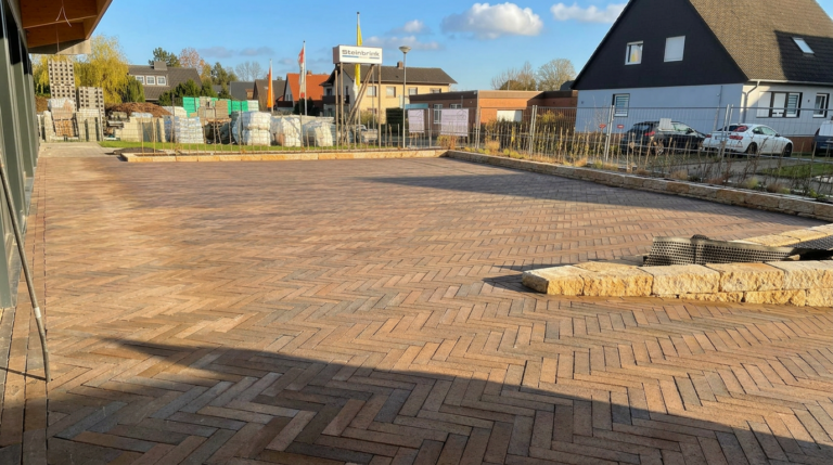 Gepflasterter Hof mit Naturstein Pflaster