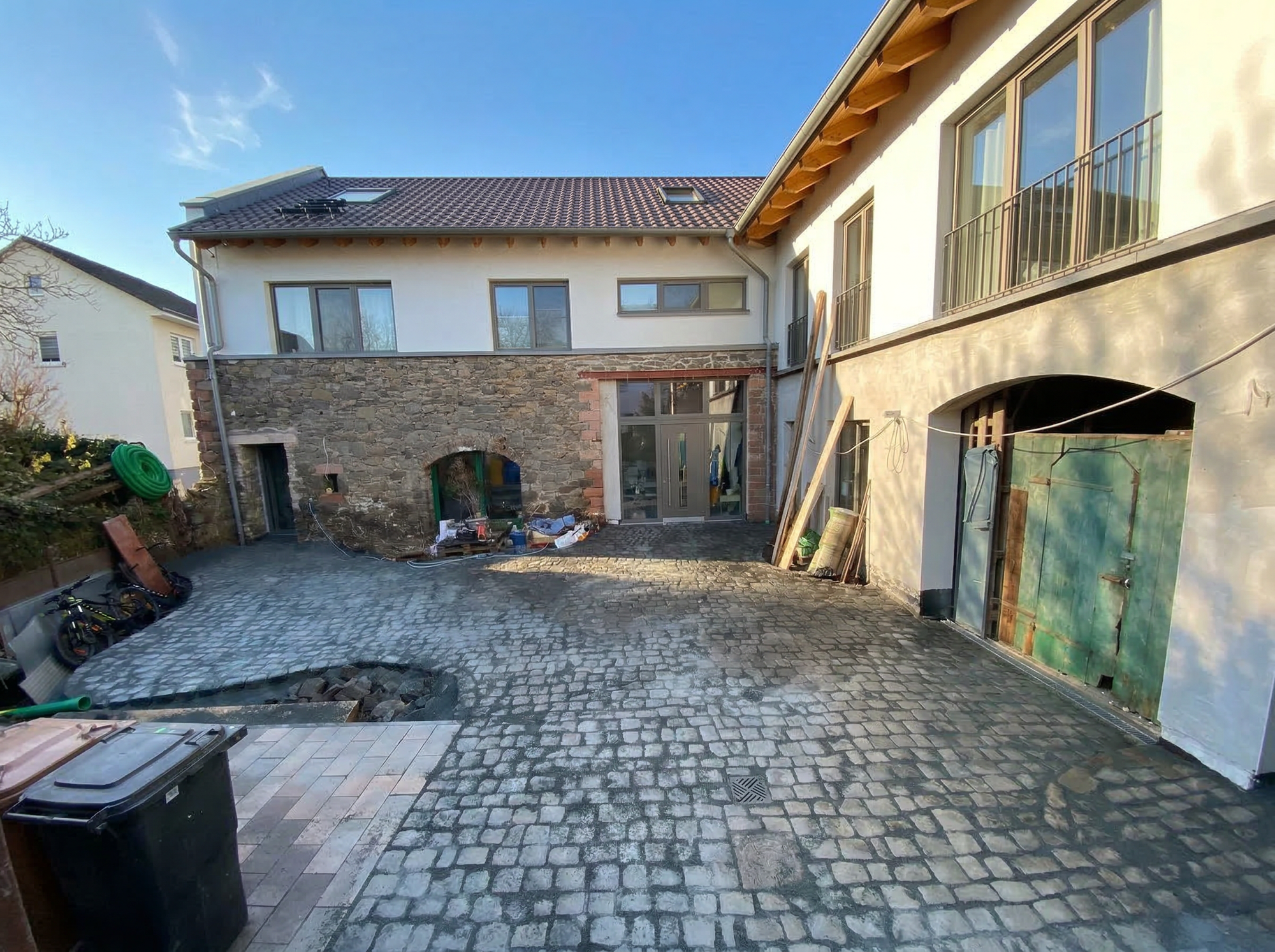 Gepflasterter Innenhof mit Kopfsteinpflaster