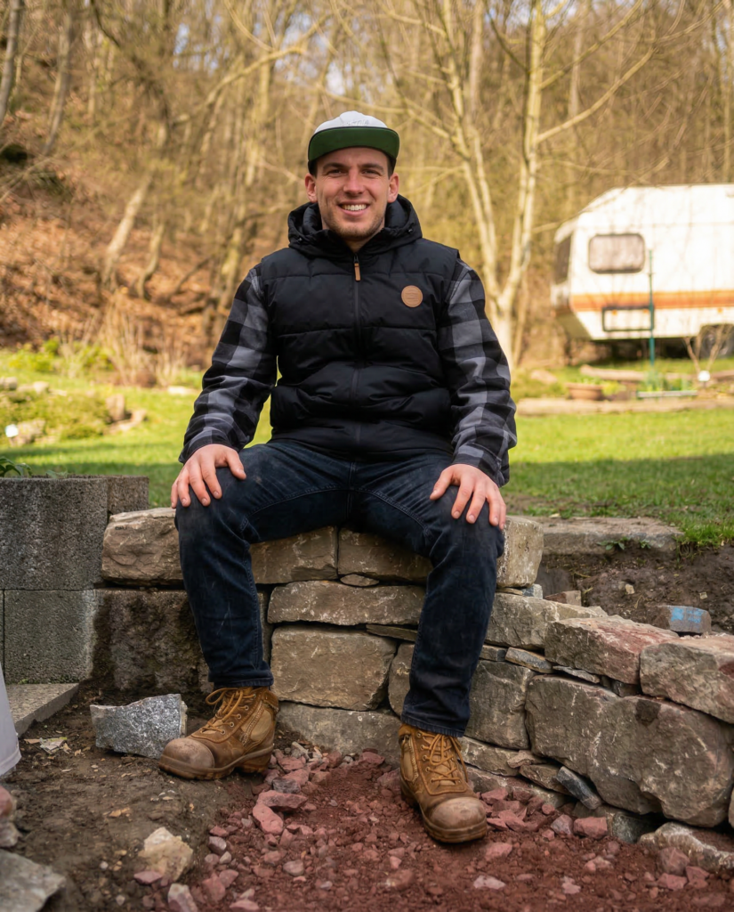 Samuel Jäger auf Naturstein