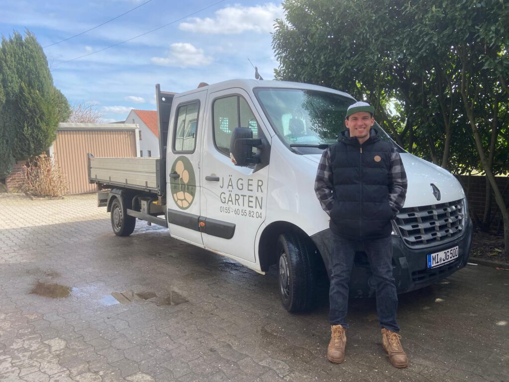 Samuel Jäger vor dem Firmenfahrzeug